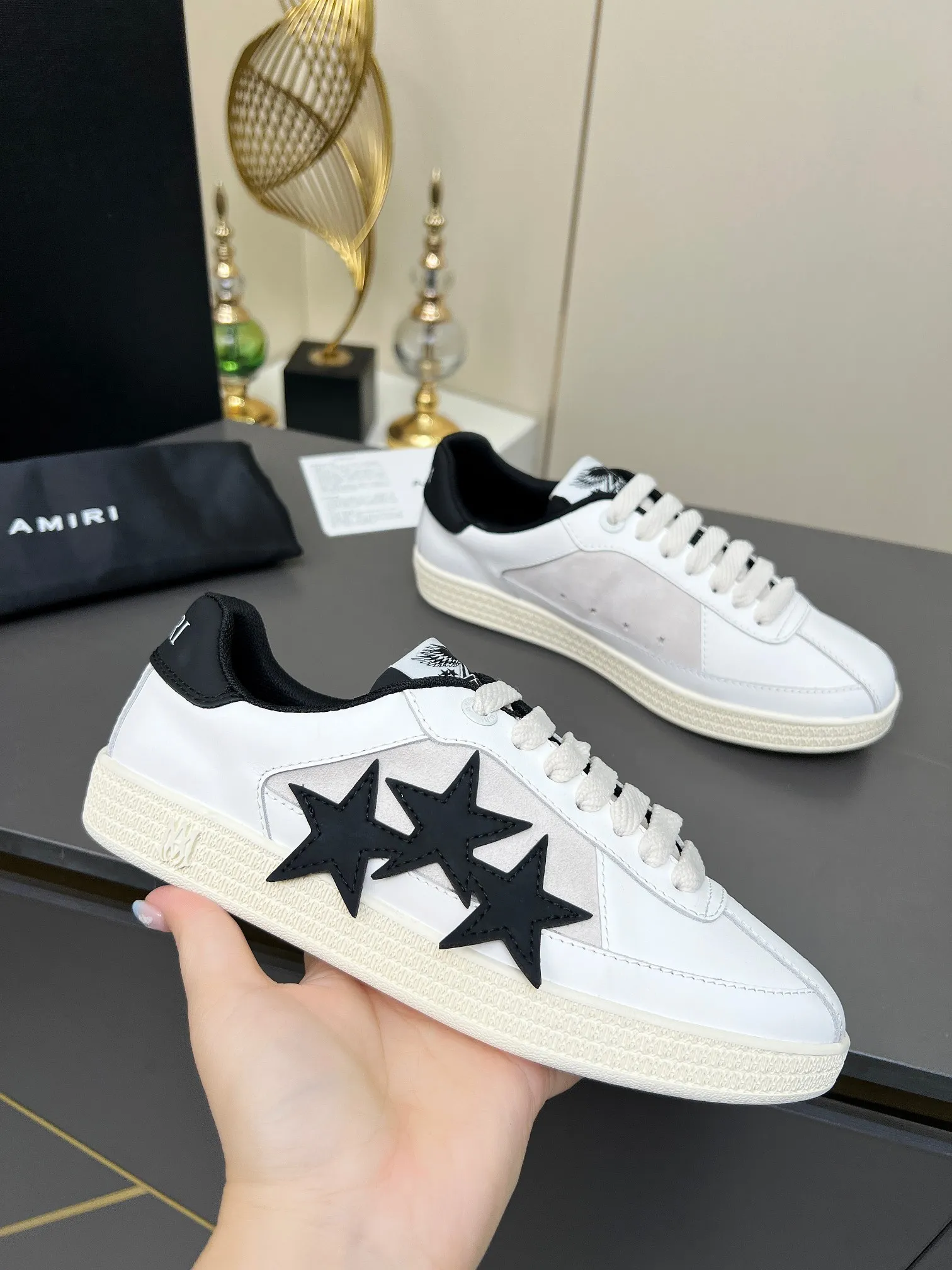 Men's Men's Shoes 💰580 Bone Shoes · AMIRI Skel-Top AMIRI 🔥 launches a new "ThePacific" series of low-top casual sports moral training shoes in the early spring of 2025. This iconic shoe covers men's and women's shoes, drawing inspiration from the brand's classic sports style and elegantly integrating West Coast style. "The Pacific" contrasting five-pointed star series is rooted in Amiri's unique California genes, showing the freedom and leisure atmosphere of the West Coast. This series launches two styles that incorporate the brand's iconic elements: the leather version is made of pure white leather with a same-color sole, and is embellished with star patterns on the side of the shoe, just like the bright starry sky of California. The black and ocean blue colors are shared by men and women, and there is also a red star model exclusive for men and a light pink star model exclusive for women. The suede model is decorated with the brand's classic bone pattern on the side of the shoe. The rubber sole and suede fabric complement each other. The color scheme covers black, chocolate and sand, and is suitable for both men and women. Made of imported cowhide and decorated with bone pieces on the sides of the upper, it is novel and unique and has a good three-dimensional effect! High-density breathable mesh lining + original molded TPU outsole 🙏 Recommended by celebrities, bloggers and internet celebrities, 🚵🏻 an indispensable item for shopping, partying and traveling. One of the most unmissable sneakers in 2025 ✦Color: 10 colors available ✦Size: Women’s size 35--40 ✦Size: Men’s size 39--45